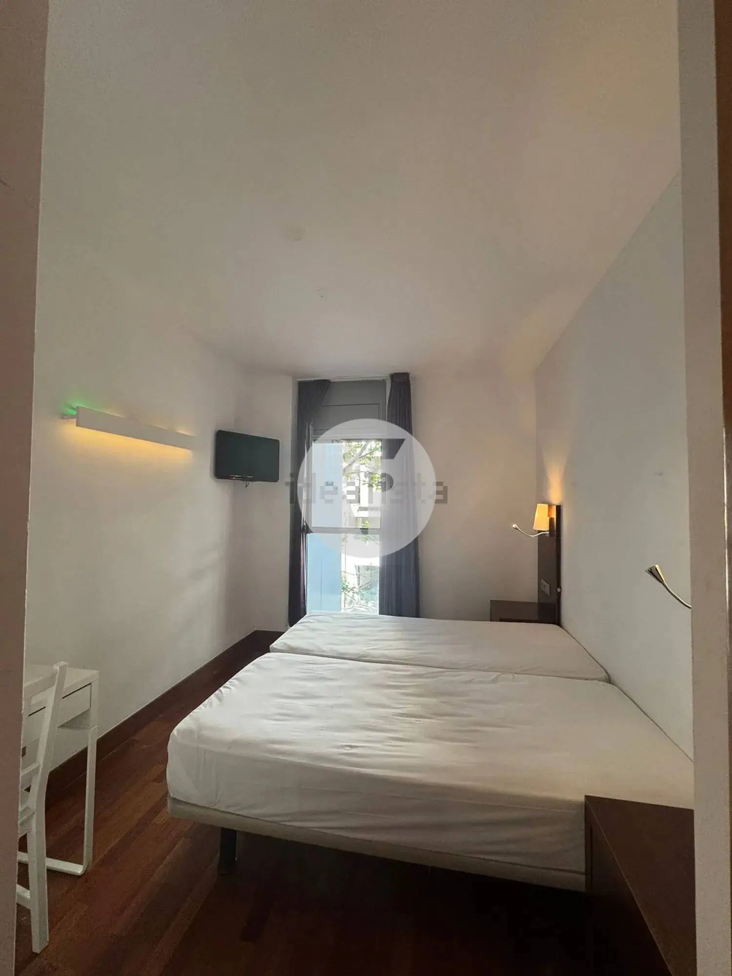 Piso de 3 habitaciones con balcón en el Eixample - imagen 21