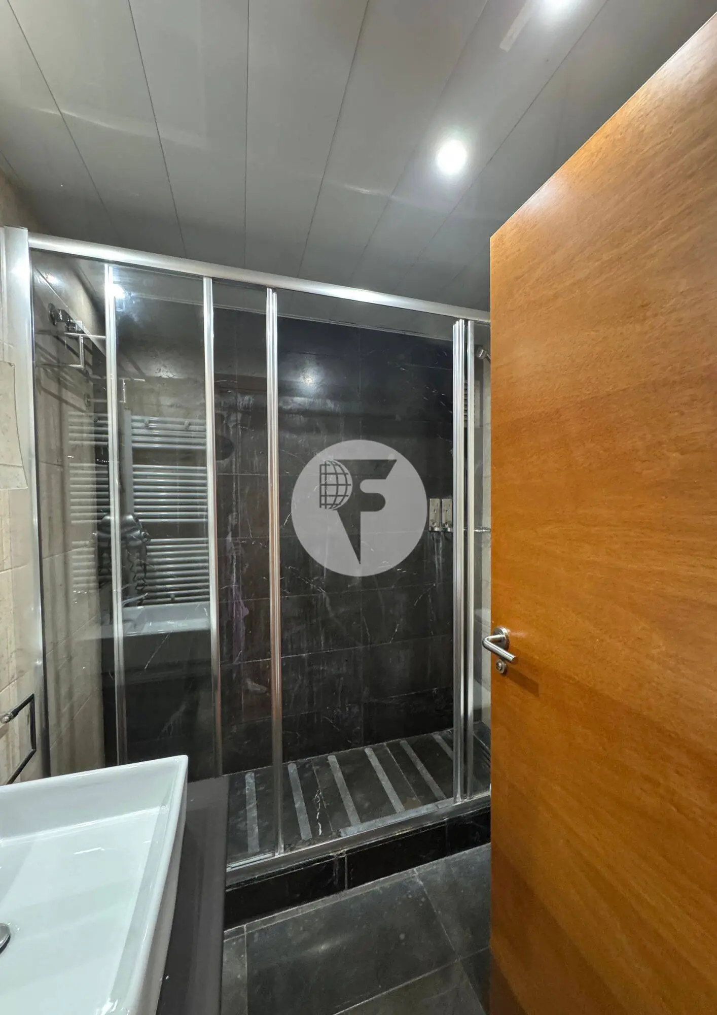 Piso de 3 habitaciones con balcón en el Eixample - imagen 3