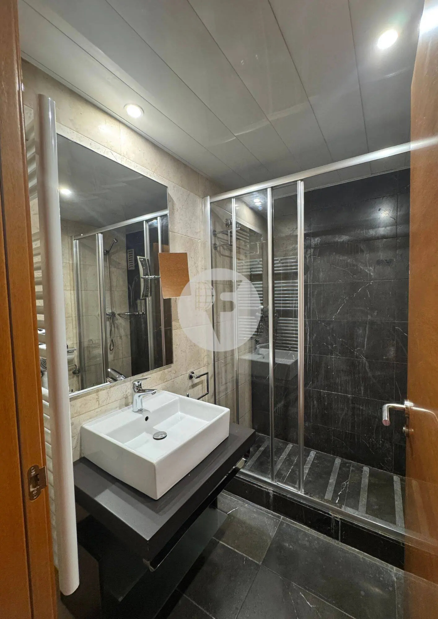 Piso de 3 habitaciones con balcón en el Eixample - imagen 4
