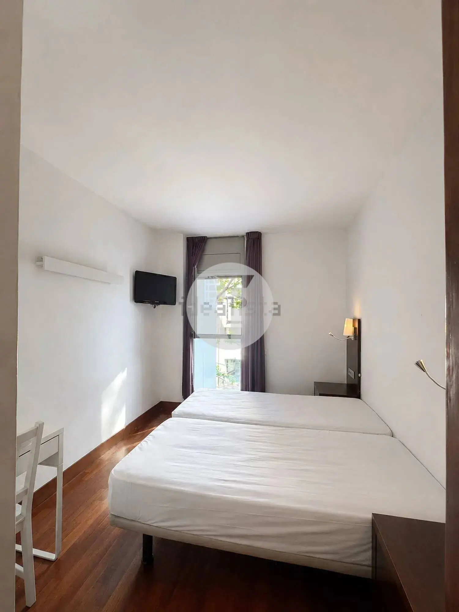 Piso de 3 habitaciones con balcón en el Eixample - imagen 11