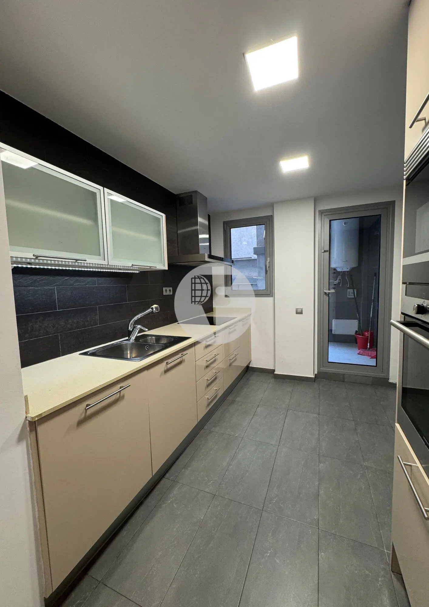 Piso de 3 habitaciones con balcón en el Eixample - imagen 9