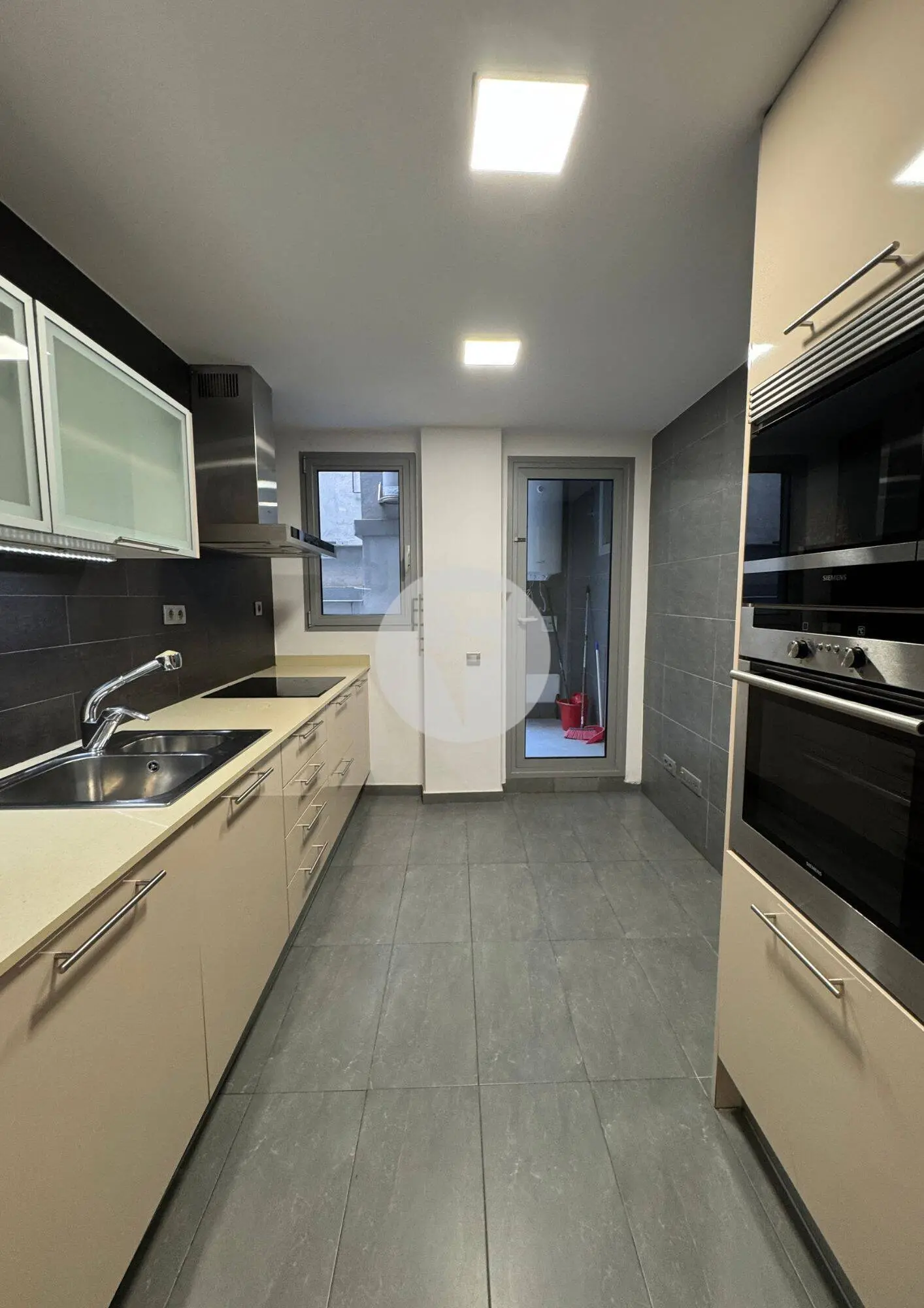 Piso de 3 habitaciones con balcón en el Eixample - imagen 10