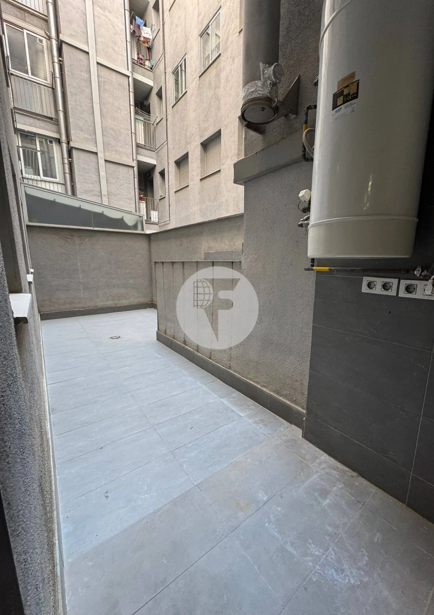 Piso de 3 habitaciones con balcón en el Eixample - imagen 11