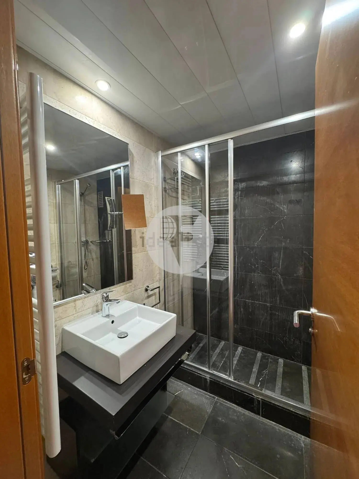 Piso de 3 habitaciones con balcón en el Eixample - imagen 13