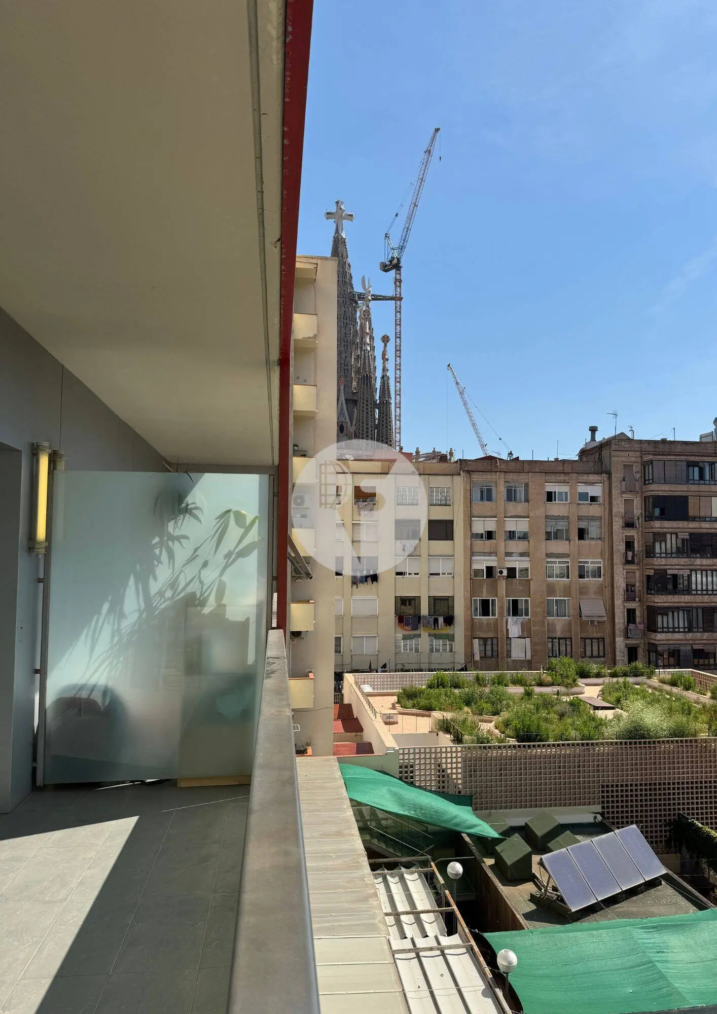 Piso de 3 habitaciones con balcón en el Eixample - imagen 2