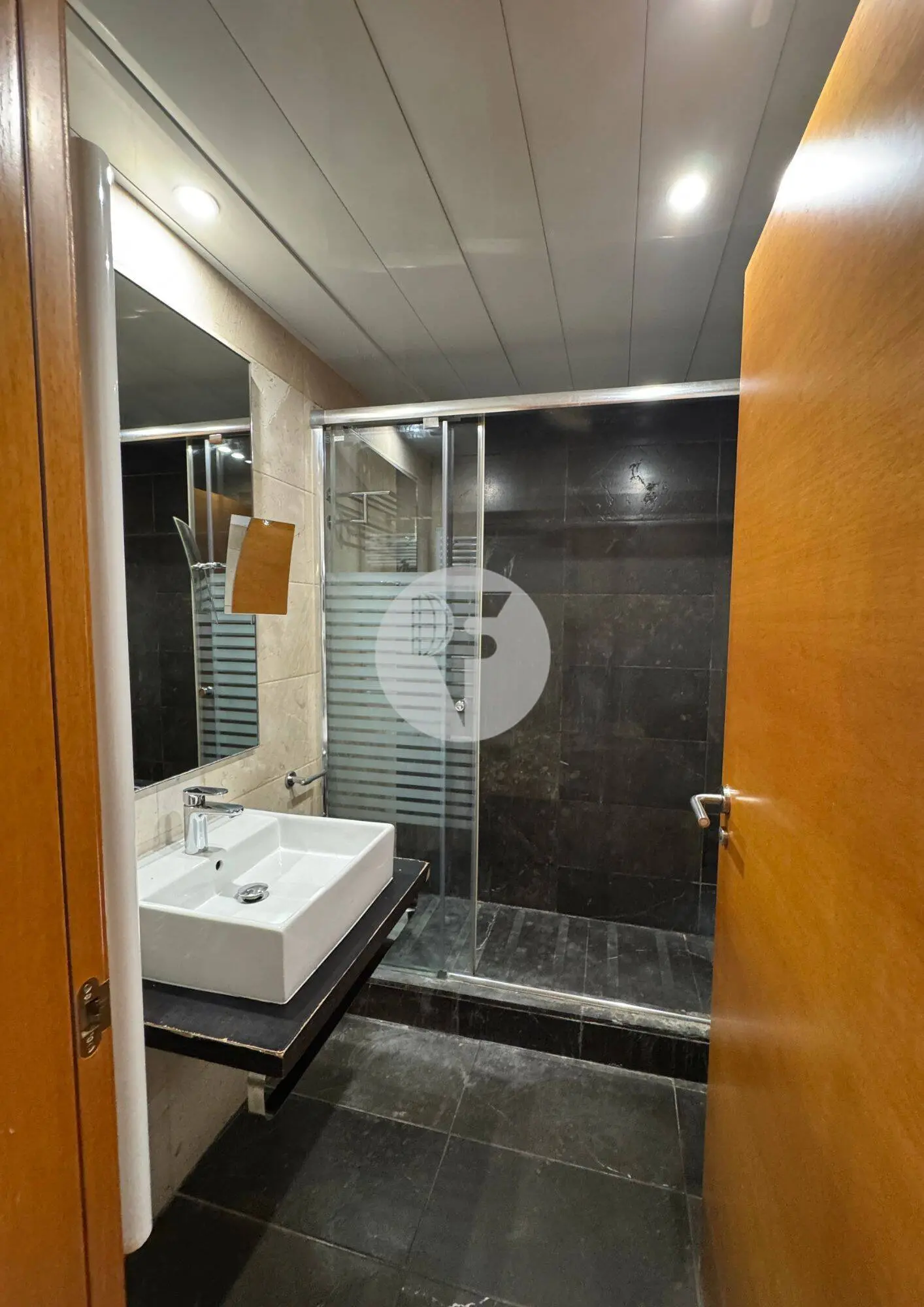 Piso de 3 habitaciones con balcón en el Eixample - imagen 11