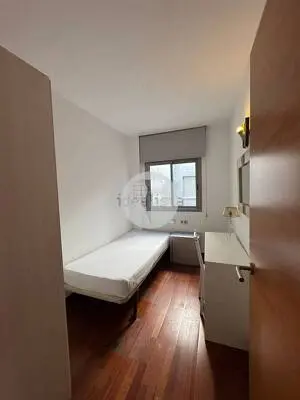 Piso de 3 habitaciones con balcón en el Eixample