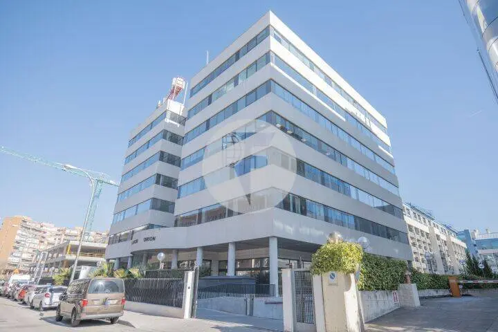 Rent office in Madrid. Manoteras Avenue. 25