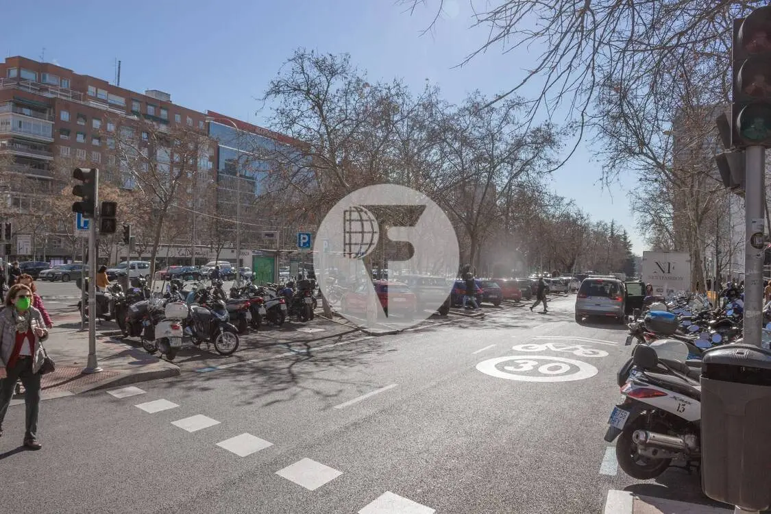 Office for rent on General Perón Avenue. Madrid. 32