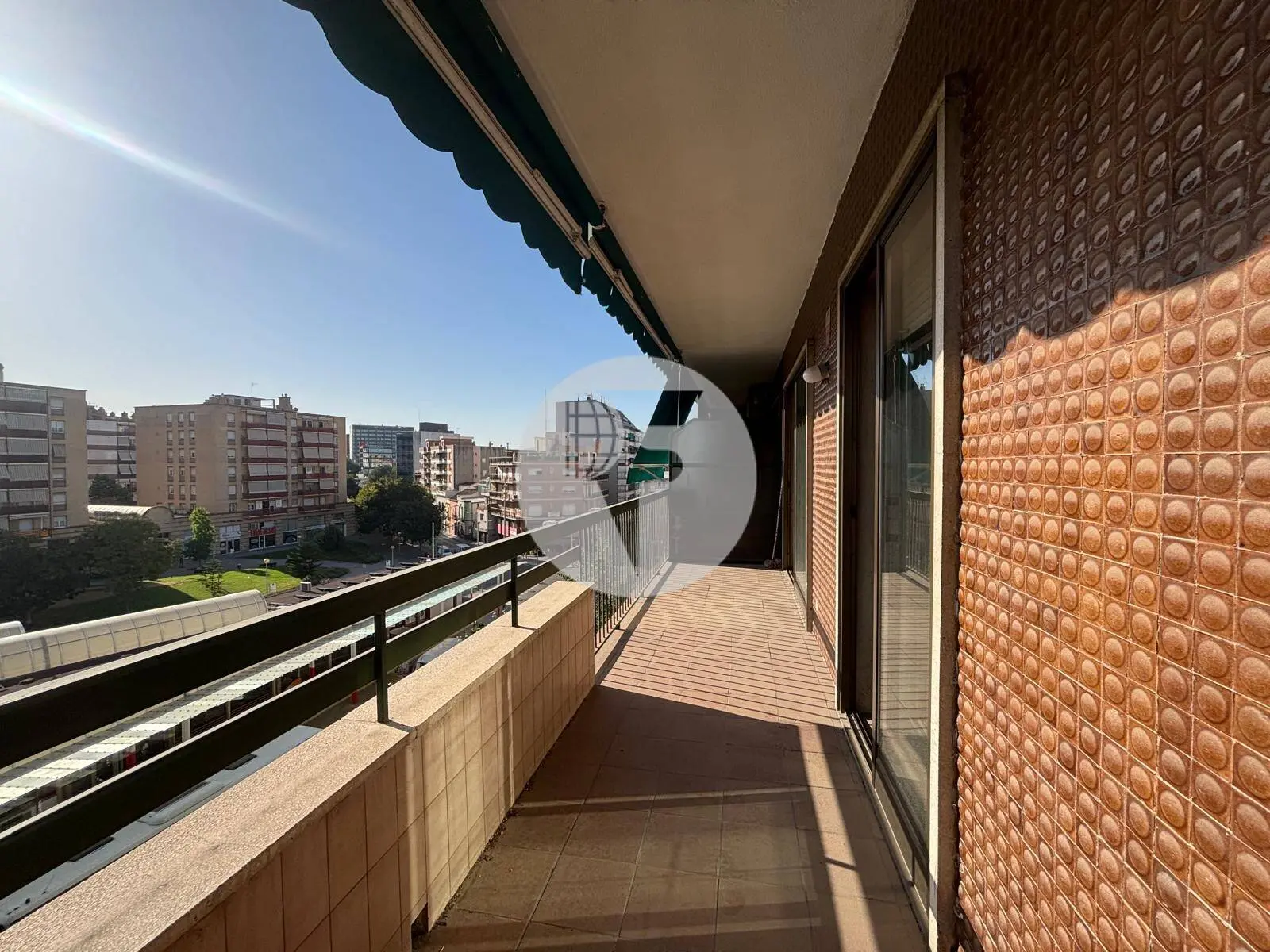 Amplia vivienda de 4 dormitorios con balcón en pleno centro de Granollers - imagen 6