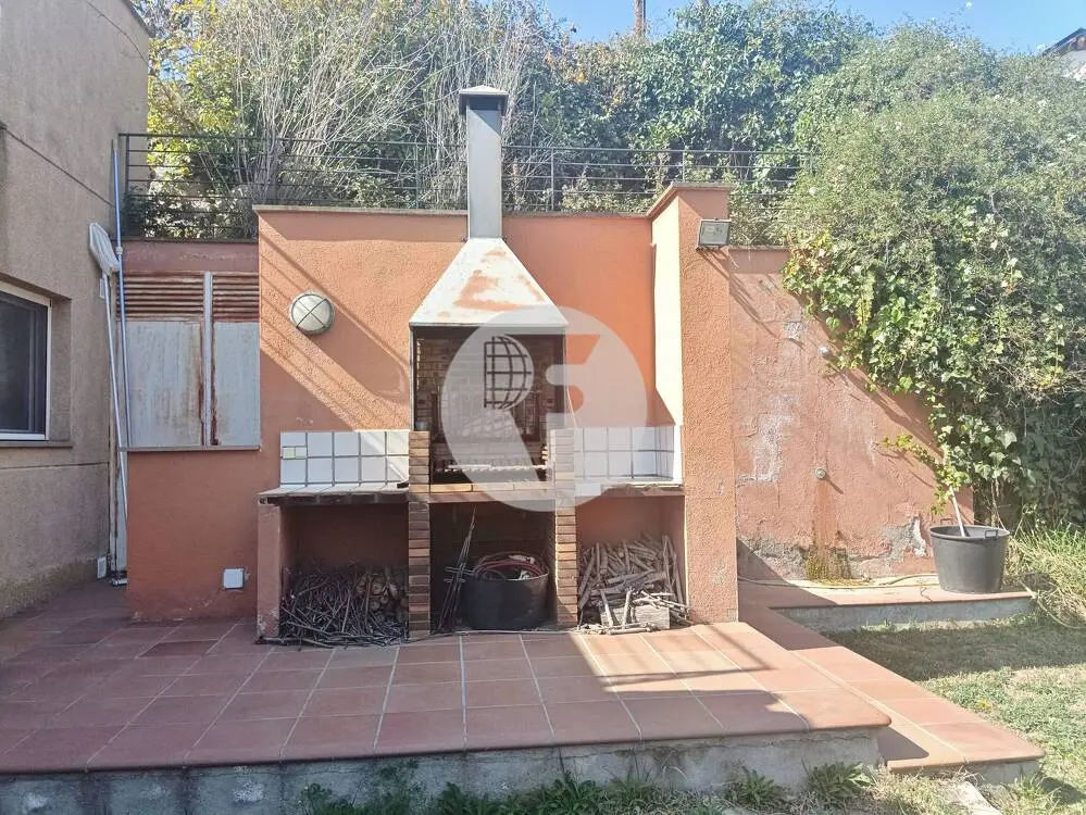 House with 4 winds for sale according to cadastre in a quiet and well-connected urbanization in the Can Divi area of l'Ametlla del Vallès. 8