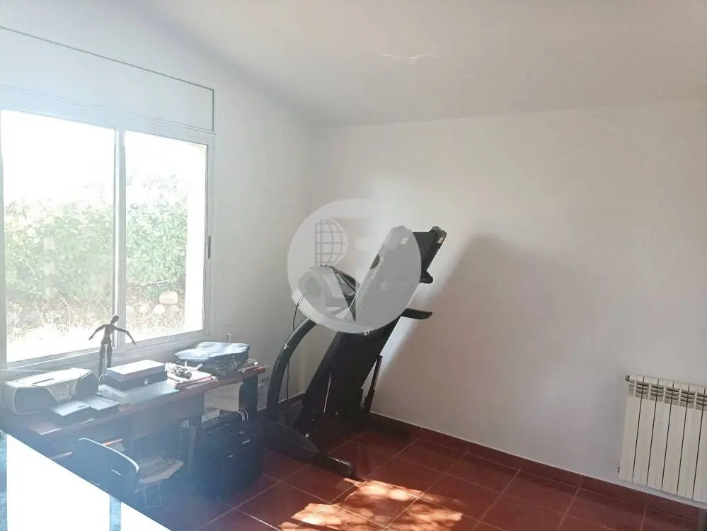 House with 4 winds for sale according to cadastre in a quiet and well-connected urbanization in the Can Divi area of l'Ametlla del Vallès. 23