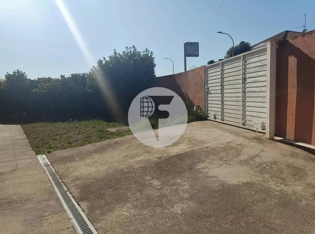 House with 4 winds for sale according to cadastre in a quiet and well-connected urbanization in the Can Divi area of l'Ametlla del Vallès. 36