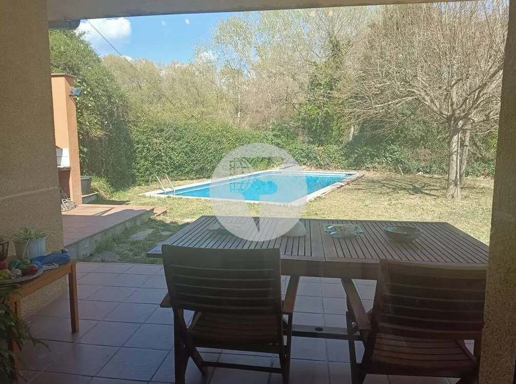 House with 4 winds for sale according to cadastre in a quiet and well-connected urbanization in the Can Divi area of l'Ametlla del Vallès. 6