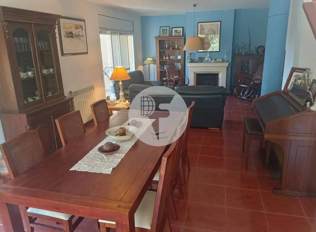 House with 4 winds for sale according to cadastre in a quiet and well-connected urbanization in the Can Divi area of l'Ametlla del Vallès. 12