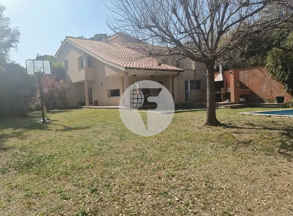 House with 4 winds for sale according to cadastre in a quiet and well-connected urbanization in the Can Divi area of l'Ametlla del Vallès.