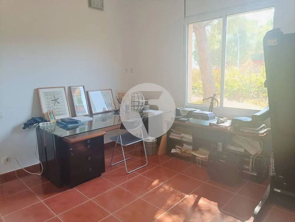House with 4 winds for sale according to cadastre in a quiet and well-connected urbanization in the Can Divi area of l'Ametlla del Vallès. 22