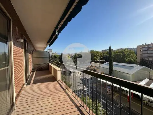Amplia vivienda de 4 dormitorios con balcón en pleno centro de Granollers